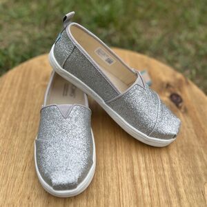 NEW Tom’s Youth Sz 6 Girls Silver Glitter Shoes Alpargata